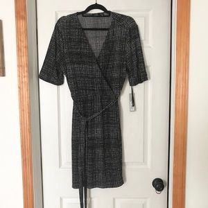 Apt 9 black & white short sleeve wrap dress